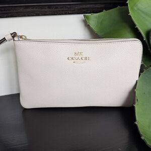 Coach corner zip wristlet chalk crossgrain leather, gold-tone clutch
